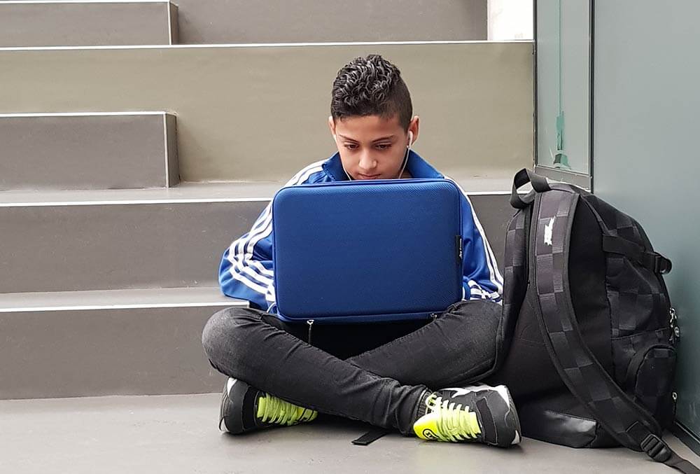 jongen-op-trap-met-laptop